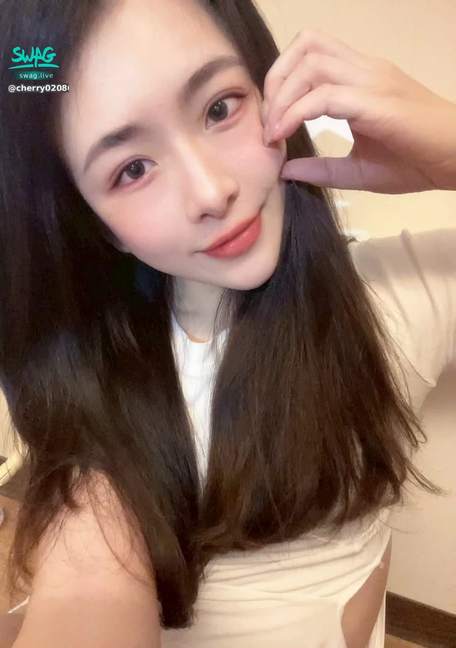 cherry020800 : 想要可可愛愛、無憂無慮~上班好厭世😭有誰可以陪我聊聊天❤ #性感 #可愛 #sexy #素人 #露臉 #聊天 #大眼睛 #大奶🔥 #甜美