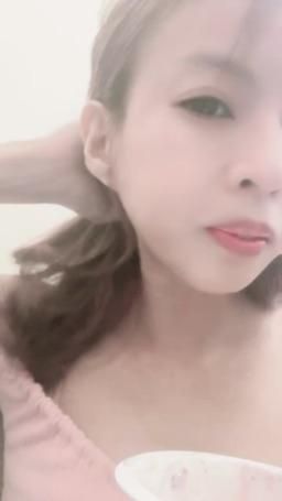 lovemeredith : 吃藍莓優格，維持我白嫩嫩的肌膚，你想摸嗎？