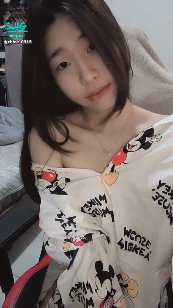 chloe_0915 : 有哥哥想帶小稀出門嗎？
但是你們應該不會欺負我吧😈
應該...不會吧🥰🥰🥰 

#sexy #露臉 #性感 #生活 #日常 #可愛 #甜美 #素人 #蘿莉控 #貧乳
