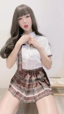 chloeebb : 慢慢脫下衣服 給你一場視覺饗宴🤪