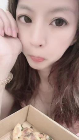 lovemeredith : 早餐有批薩吃，你要不要一起來吃，然後飽了再做其他的事情