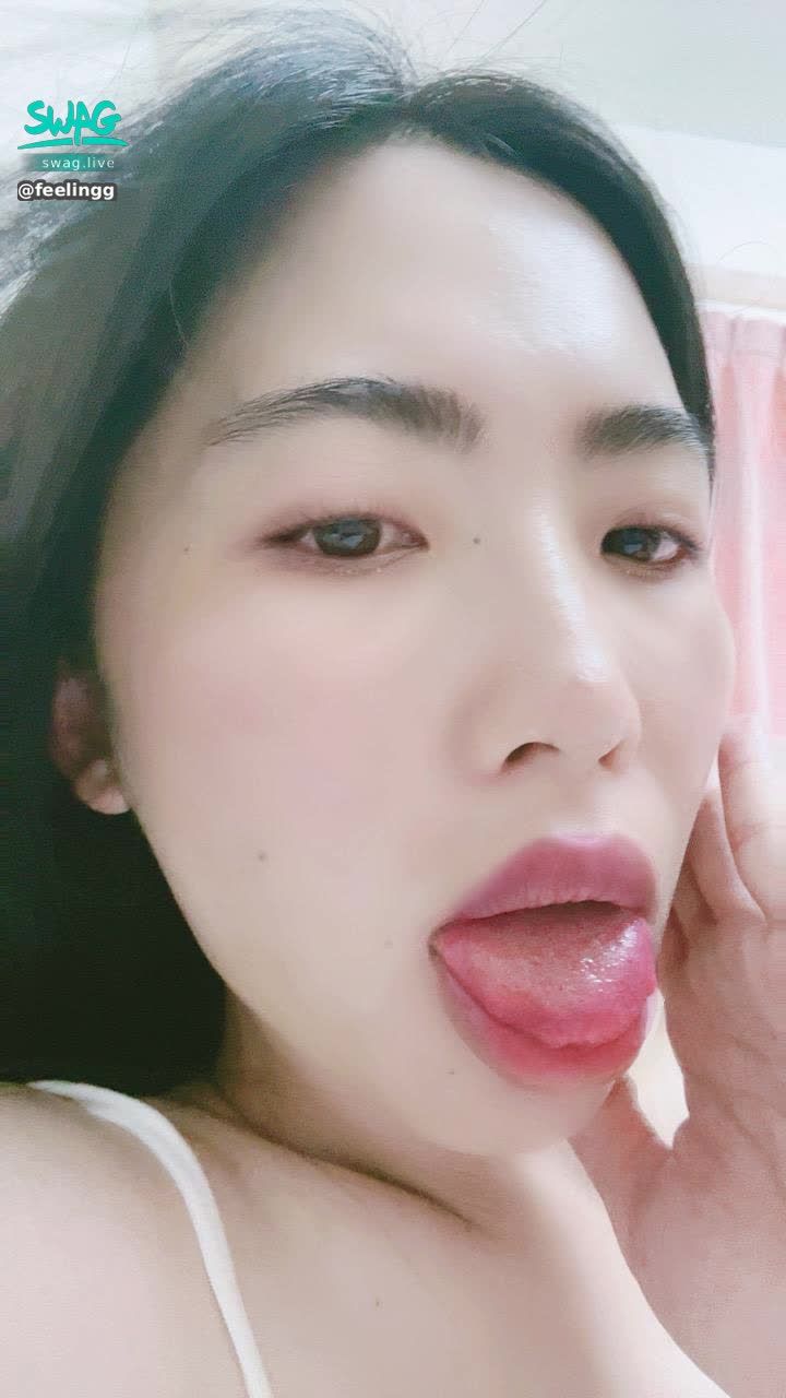 feelingg : 午安哥哥們好嗎？今天外面好熱🥵小心不要中暑