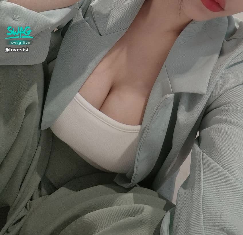 lovesisi : 🔥企劃劇情🔥 體驗VR反被店員幹：女優躺在我身邊
一男一女體驗VR 👓竟被店員覬覦🥺直接被襲胸開幹 興奮被玩弄到刺激敏感帶 旁邊的男性友人沈浸在VR的世界裡看這希希被店員抽插不停 連續高潮💥幹到鮑魚外翻 到底希希會不會被幹到壞掉⁉️進來看就知道😏

https://app.swag.live/flix/5dca4a8fae71f986c1732b9a