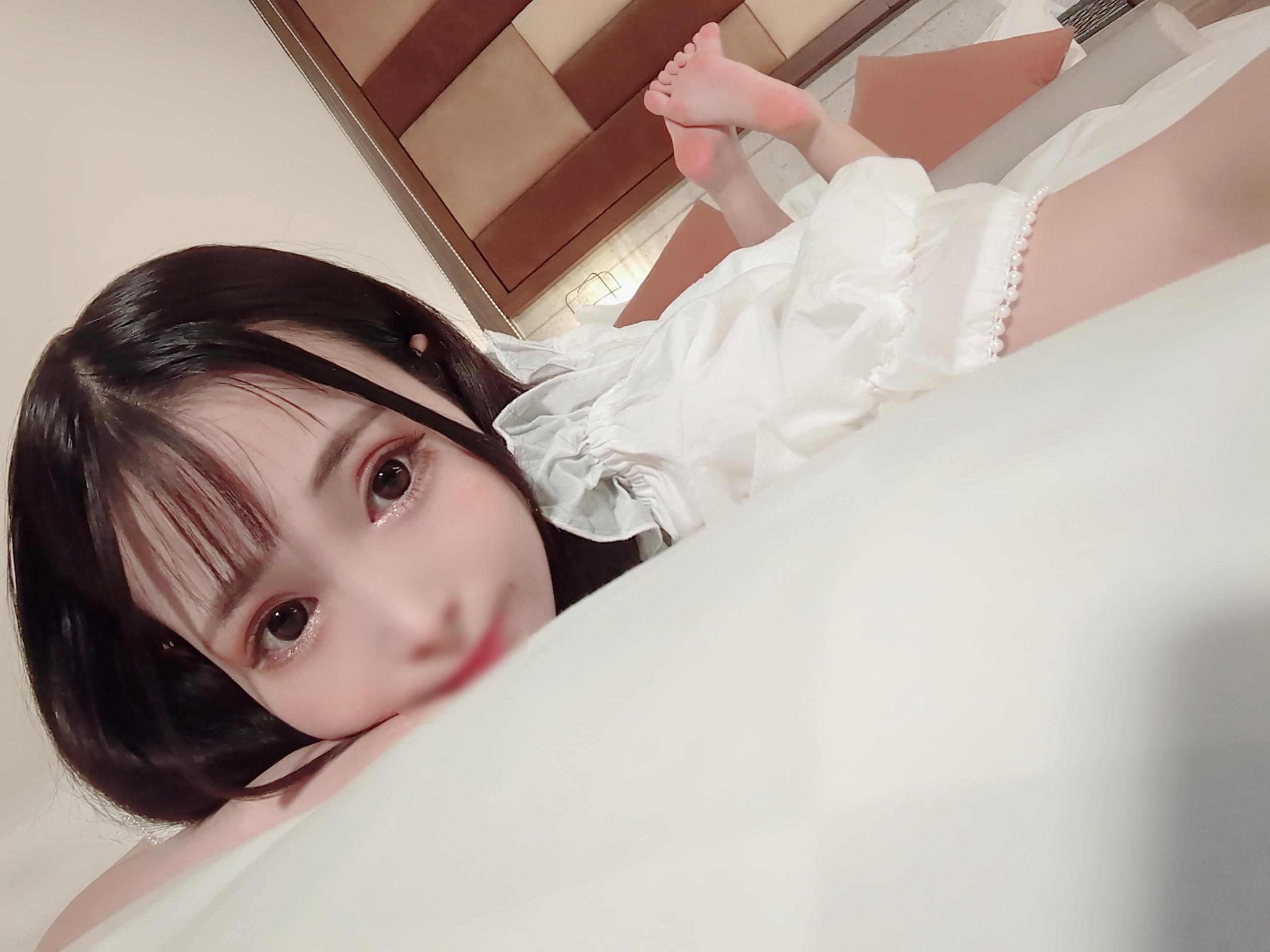  : 🔥【無碼禁忌】🔥超小臉萌系女孩全身都是敏感帶！極粗大屌抽插讓她全身泛紅，反覆高潮絕頂色情！😚❤️💦