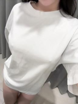 alsghvv : 白T好像太薄了…激凸被你看光還掀起來了😳