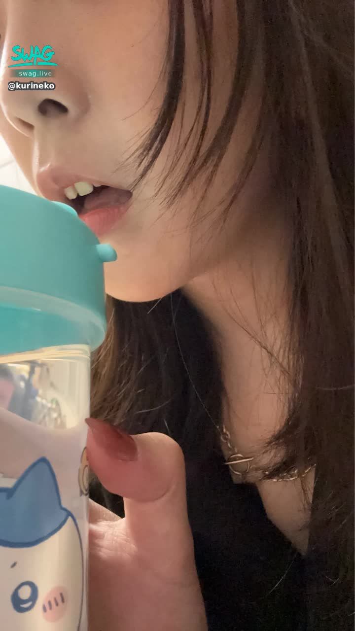 kurineko : 每天每補充水分
有人猜到栗栗用什麼杯子嗎🤭