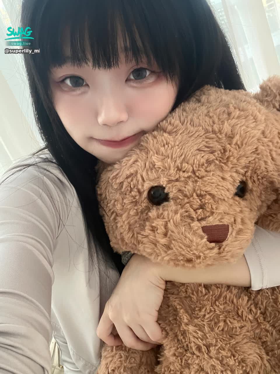 superlily_mi : 你想找一個穩定的聊天對象嗎？我跟我的泰迪會陪你呀❤️