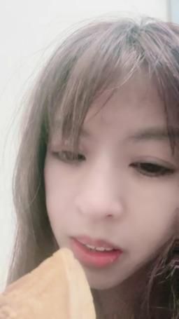 lovemeredith : 早餐吃熱狗花生土司 ，你想吃嗎？還是吃掉我
