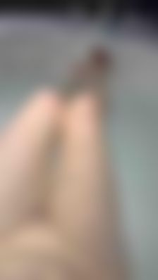 _77_qiqi : 晚上好哥哥，大长腿配白虎你真的不看看吗？