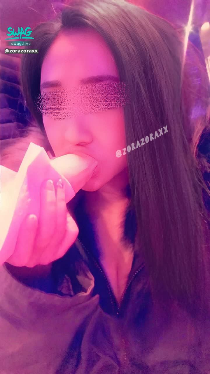 zorazoraxx : 把熱狗當哥哥的棒棒含著吃🥵