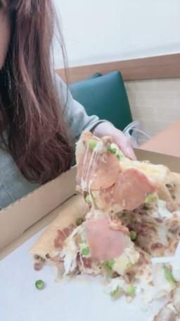lovemeredith : 一個人吃好大的批薩，你要不要ㄧ起吃