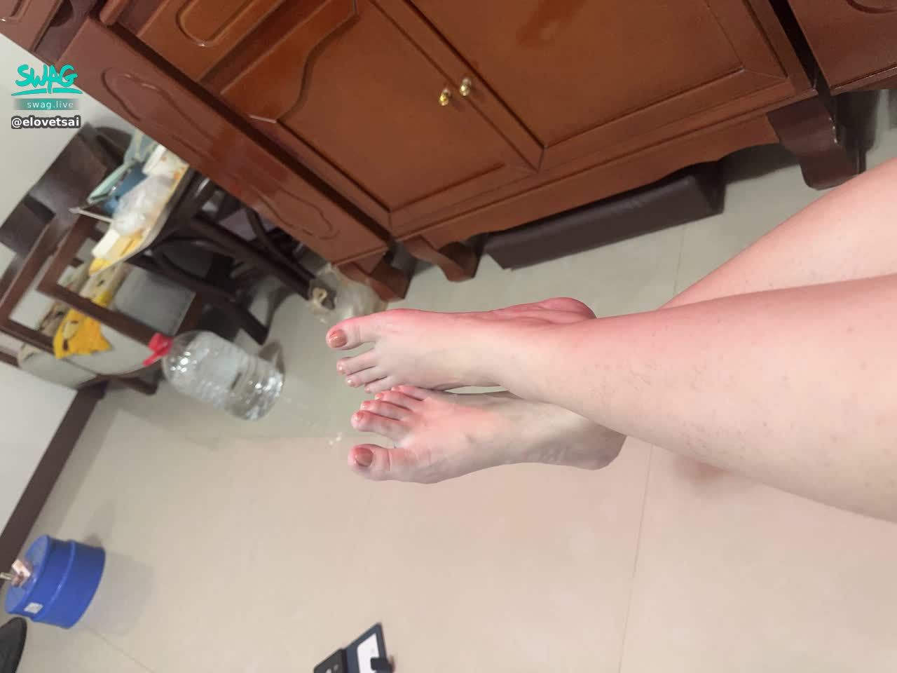 elovetsai : 腳控腿控的可以來看一下芙芙的腳腳喔,第一次拍攝不夠完美敬請見諒如果很喜歡的可以來看我直播叫我秀給你看喔