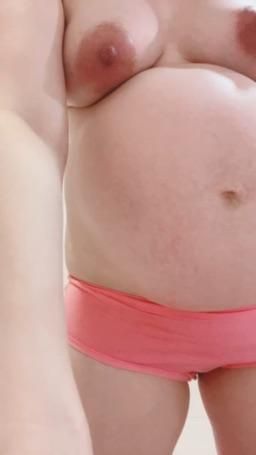 momopoly0035 : 好美的畫面🥹🥹🥹
性感孕婦塗乳液🥰🥰🥰