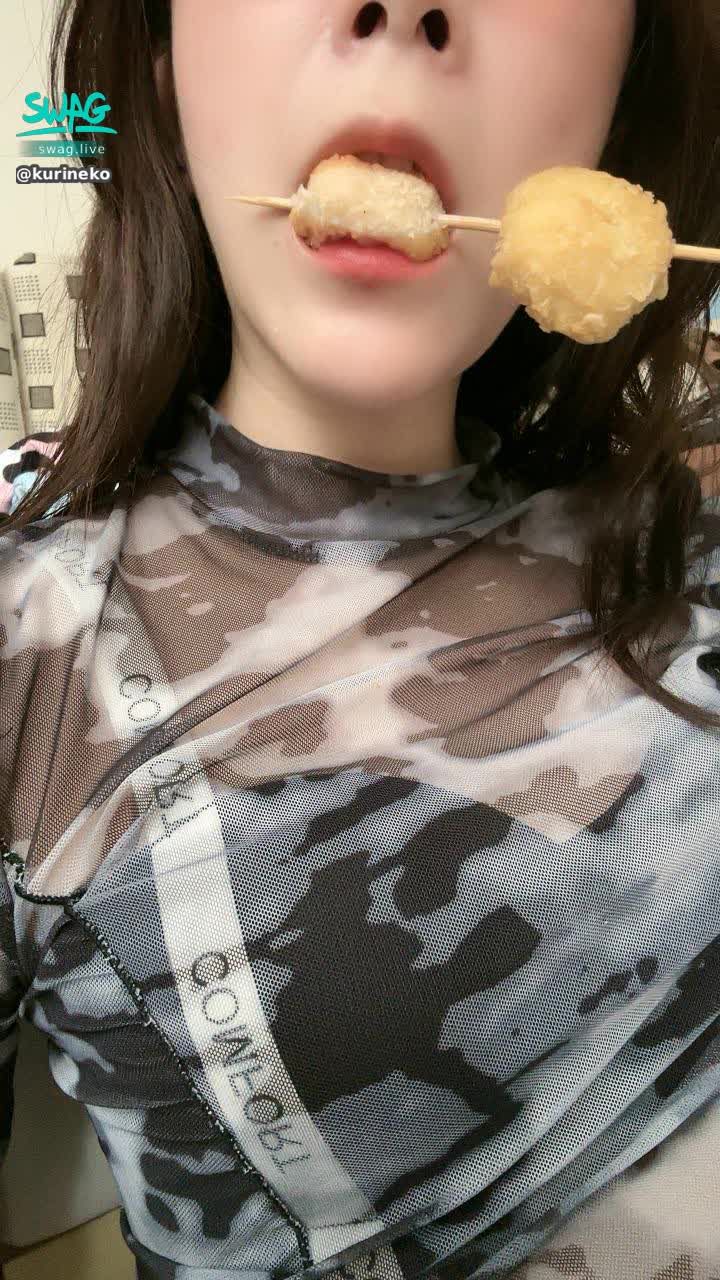 kurineko : 栗栗🌰被餵食了
幸福🥰🥰🥰🥰🥰