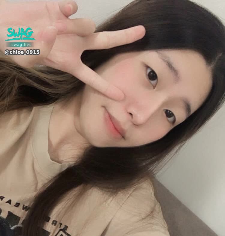 chloe_0915 : It rains every day 😥 I can't feel good at all~ I hope someone can come along and make me laugh 😚 #可愛 #生活 #素人 #日常 #蘿莉控 #貧乳 #露臉 #甜美