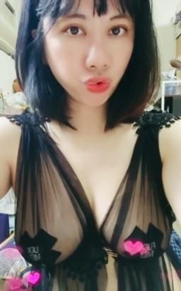  : Show off your sexiness a little ❤️❤️

#樂樂 #露臉 #性感 #白皙 #可愛