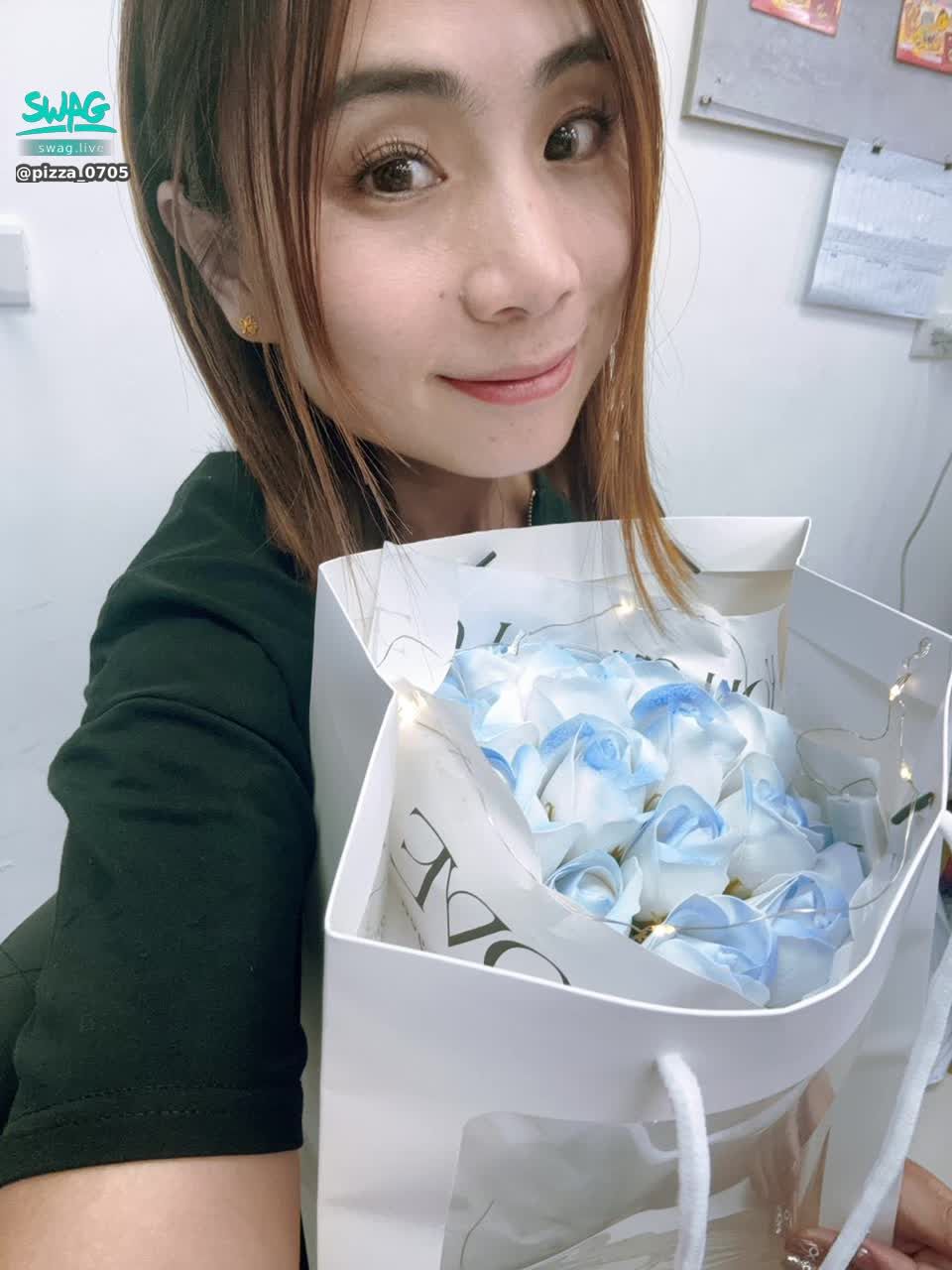  : Who is so romantic? ❣ And gave me flowers~ I was so happy haha 🥰 #sexy #性感 #露臉 #可愛 #甜美 #生活 #日常