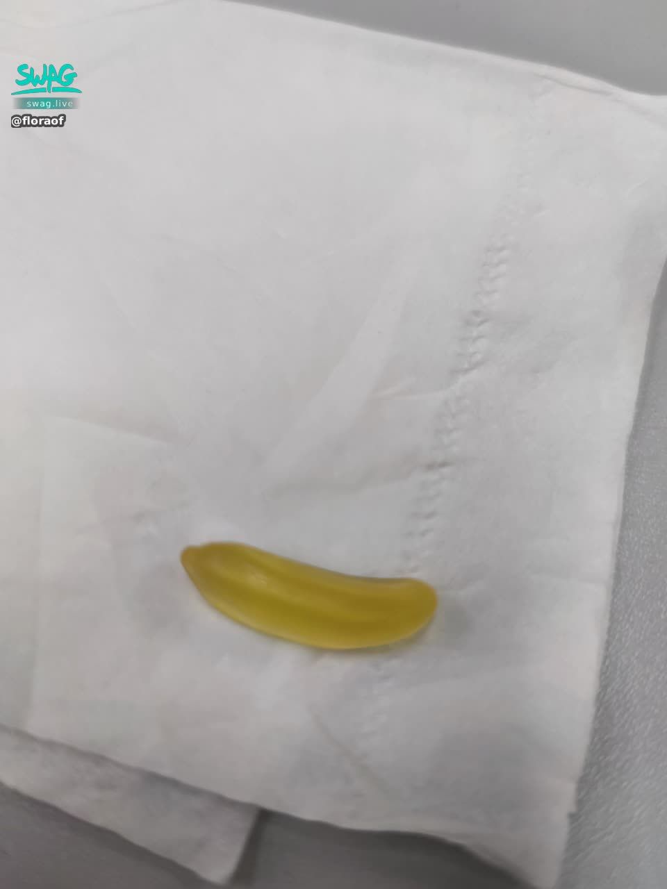 floraof : Babe話說今日食一隻烚蛋好恐怖 😭😭 我見蛋白有個黑印 就打算掘走去 點知一掘 入面個蛋黃就好似硬J咁彈左出來 （原來個黑印就係個蛋黃浮左上蛋白面） 真係好驚 佢係長形 質感真係似硬J 入面仲要濕哂😭😭
我驚到立刻dump左
（圖為示意圖非當時物）