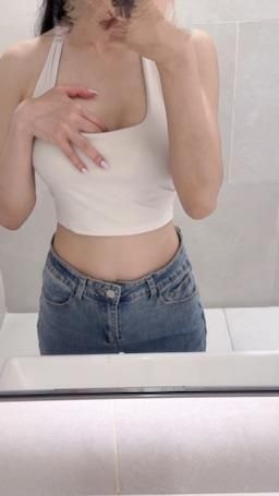 sexylyla : 今天21:30 我會開直播！🧡
想看看我穿這套瑜伽服直播嗎？或許還會加碼一點福利😳
月經還在…但我更需要哥哥們來陪我🥺
我會乖乖等你們進來喔～要記得來找我唷💋

#直播預告 #陪我一晚 #直播福利限時 #今晚見