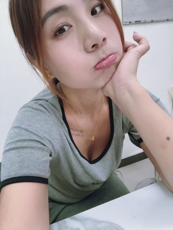 pizza_0705 : 上班好無聊喔~有人要跟我約會嗎🥰快放假了～跟美樂一起吃飯逛街呀💋 #日常 #生活 #露臉 #甜美 #性感 #sexy #奶 #乳溝 #約會