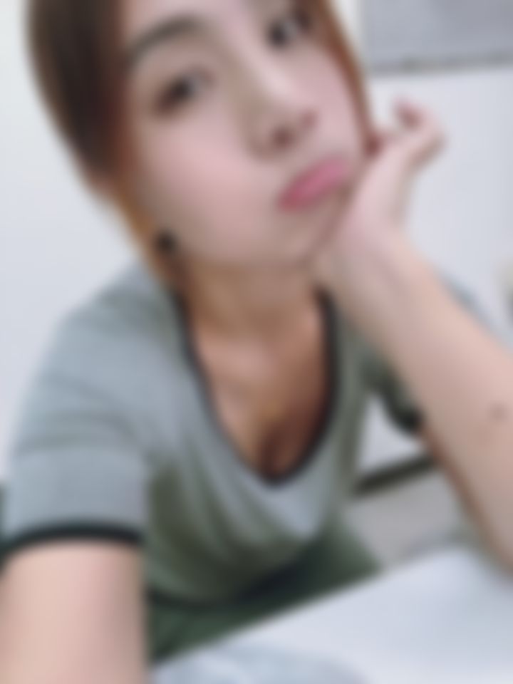 pizza_0705 : 上班好無聊喔~有人要跟我約會嗎🥰快放假了～跟美樂一起吃飯逛街呀💋 #日常 #生活 #露臉 #甜美 #性感 #sexy #奶 #乳溝 #約會