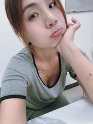 pizza_0705 : I'm so bored at work~ Does anyone want to date me? 🥰 It's almost holiday time~ Let's eat and go shopping with Meiluo 💋 #日常 #生活 #露臉 #甜美 #性感 #sexy #奶 #乳溝 #約會