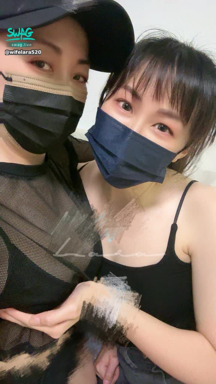 wifelara520 : 今天好開心跟 @slutwife0800 直播

原本只是操作教學
大家太熱情就😳就😳就處女直播秀了

#還恰巧遇到推特的粉絲
#SWAG直播
#還被問我的水滴奶是不是原裝
#是原裝的
#還沒籌到錢做奶😆
#鼻子也是原裝的 
#大屁屁也是原裝的 
#整個人都原裝的
