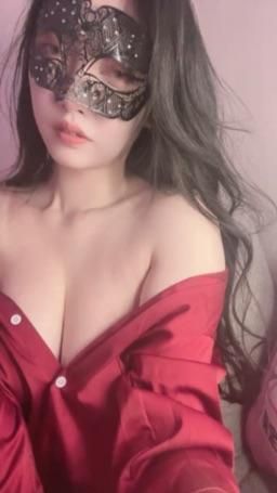 monass : 這件襯衫只要你輕輕拉開，我就全都給你看