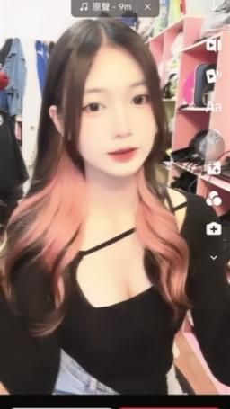 sexy.s : 各位哥哥們大家好🥰新主播小肉丸報到啦❤️❤️❤️獻個小舞蹈給哥哥們看～