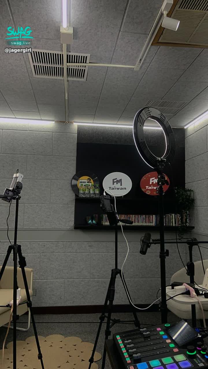 jagergirl : 今天來錄製Podcast 了💕一切順利
