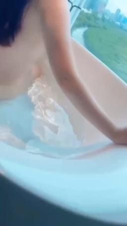 catmumu : 淡水｜觀景泡澡日誌📔
大白天泡在浴缸🛁裡，腦袋放空

看著窗外藍天白雲，心情很療癒

泡到不想起來了～^_^

#生活 #泡澡 #早晨
《完整紀錄》
https://fansone.co/post/1579125593
