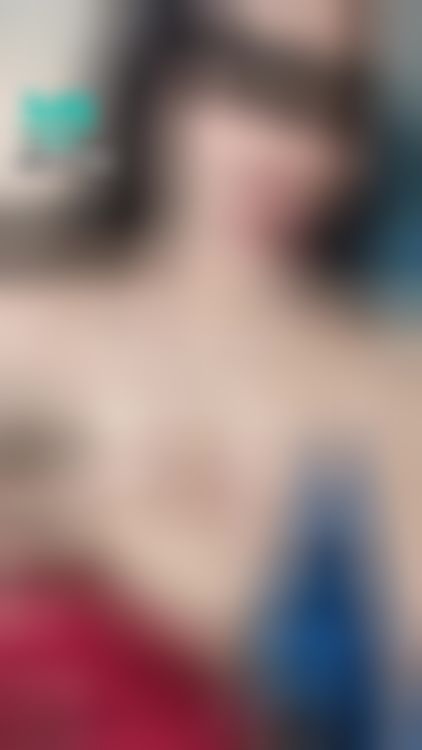 chloe_0915 : 怎麼拍起來很像A片封面😂
胸部這麼小..哥哥們還會愛嗎？😥

#sexy #性感 #貧乳 #蘿莉控 #騷 #奶 #誘惑 #全裸