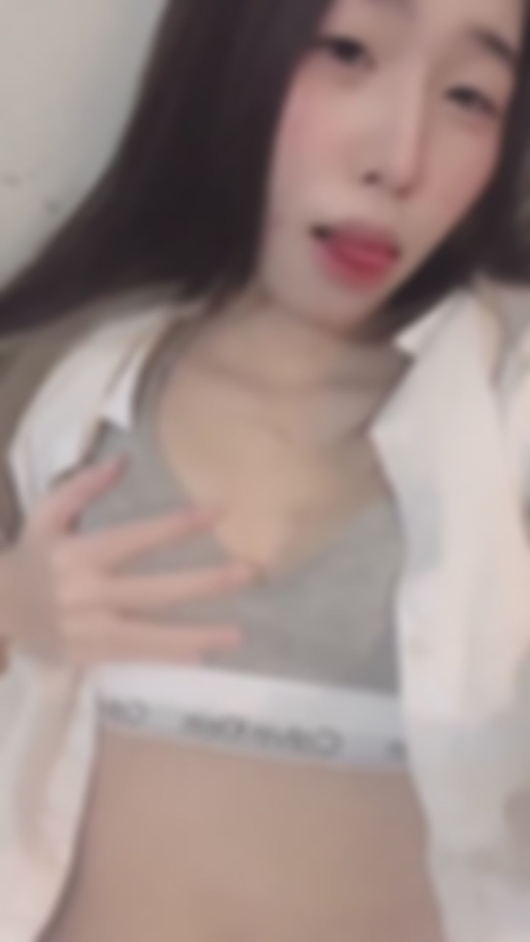 chloe_0915 : 想揉看看有長大嗎？私訊告訴我🥰 #sexy #貧乳 #性感 #騷 #誘惑 #奶 #露臉 #內衣 #愛撫 #私訊