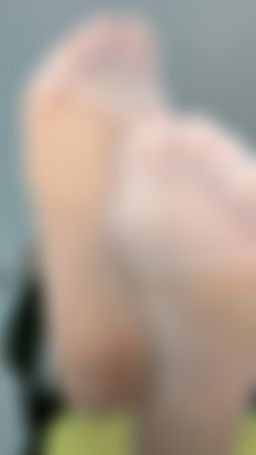 pollyunholy : look at my feet
