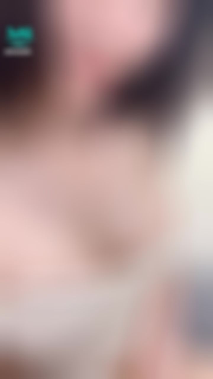 sexylyla : 分享今天的穿搭❤️
衣服真的一直滑下來😗
胸貼都露出來了啦🥺