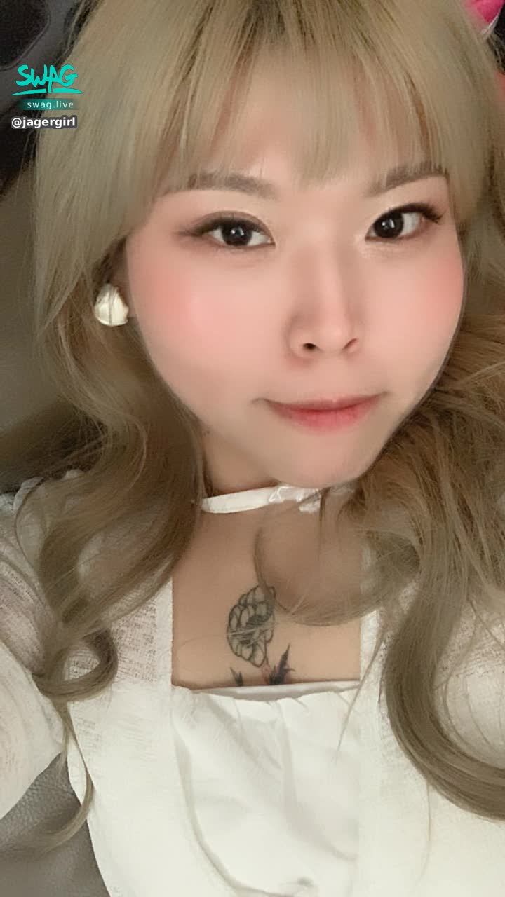 jagergirl : 今天一整天整個好累呀🥹回到家累癱在沙發上🥲寶寶們的私訊我在回覆當中👌🏻但是今天可能先不開播了🥹真的累到一個來不及～