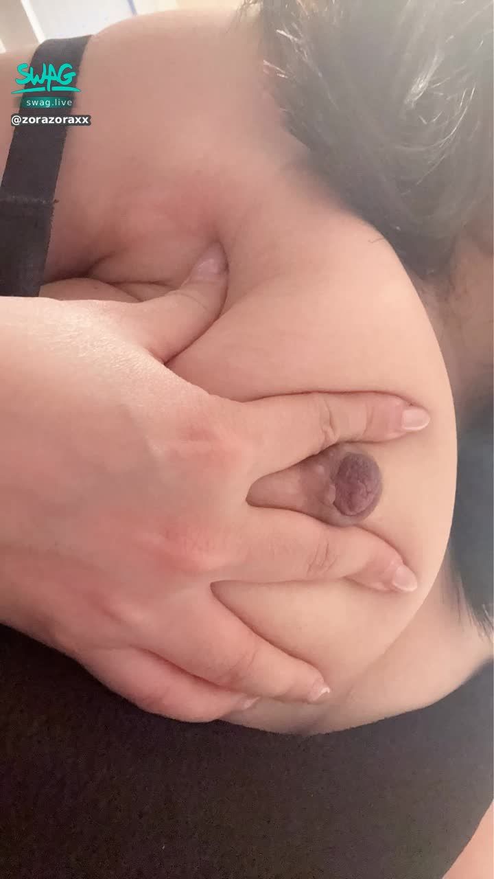 zorazoraxx : 奶頭硬硬的