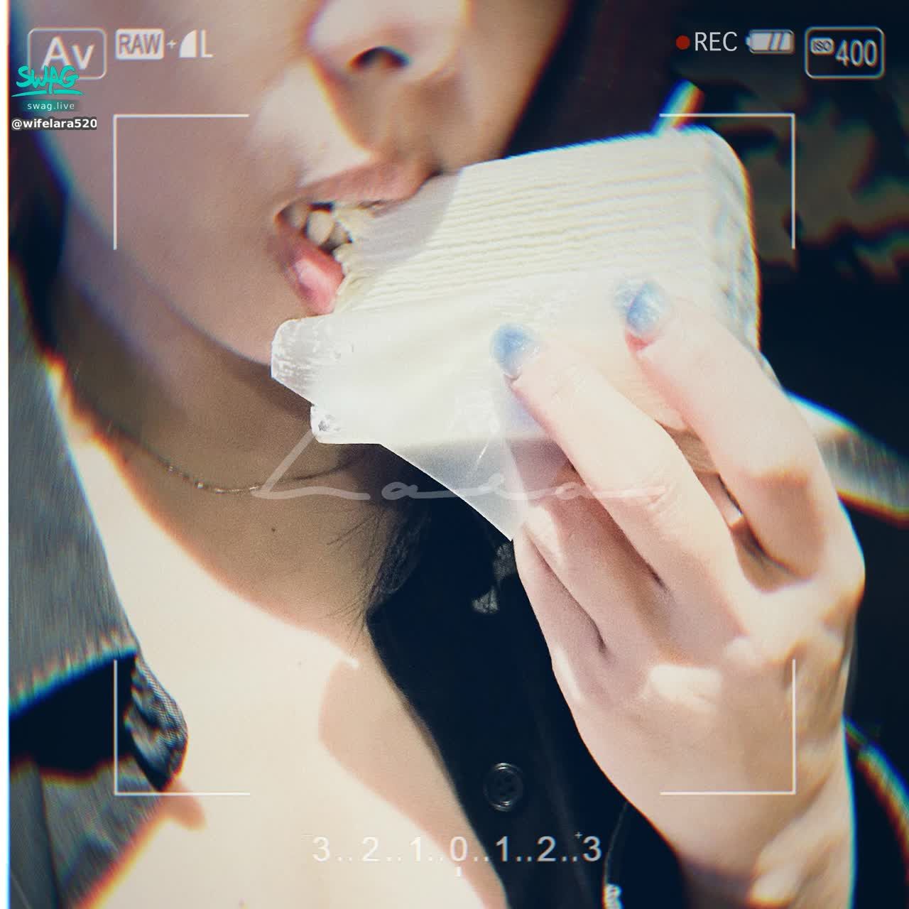 wifelara520 : 剛剛直播運動+吃早午餐
把優格吃的很🫦
口爆優格～
湯匙勺奶～
有這樣吃早餐的女友你要吃幾餐🤭 
（舊圖汁援 ）