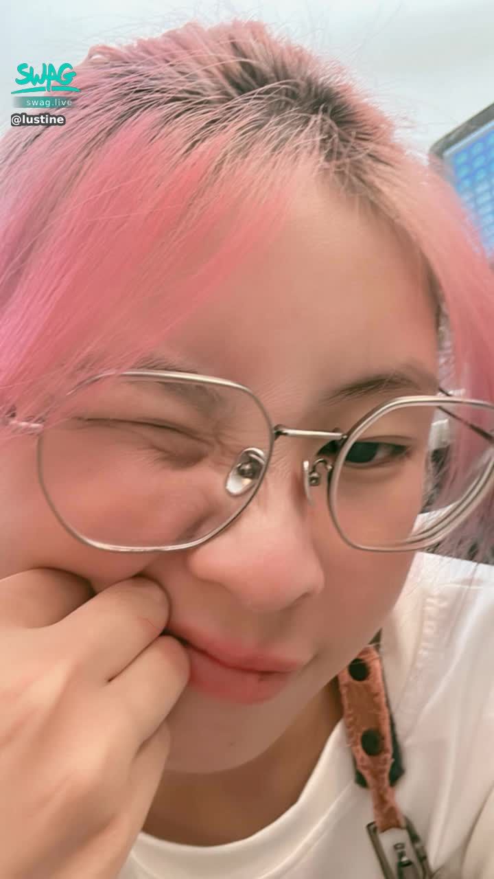 lustine : 上班偷摸魚的春嬌🥰7/21 (一) 今晚十點半準時上播❗❗❗ 想你們啦～ #性感 #可愛 #甜美 #素人 #sexy #日常 #生活