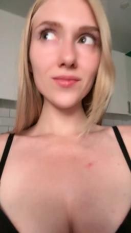 babytoy : bouncing boobs in black bra 😏😈