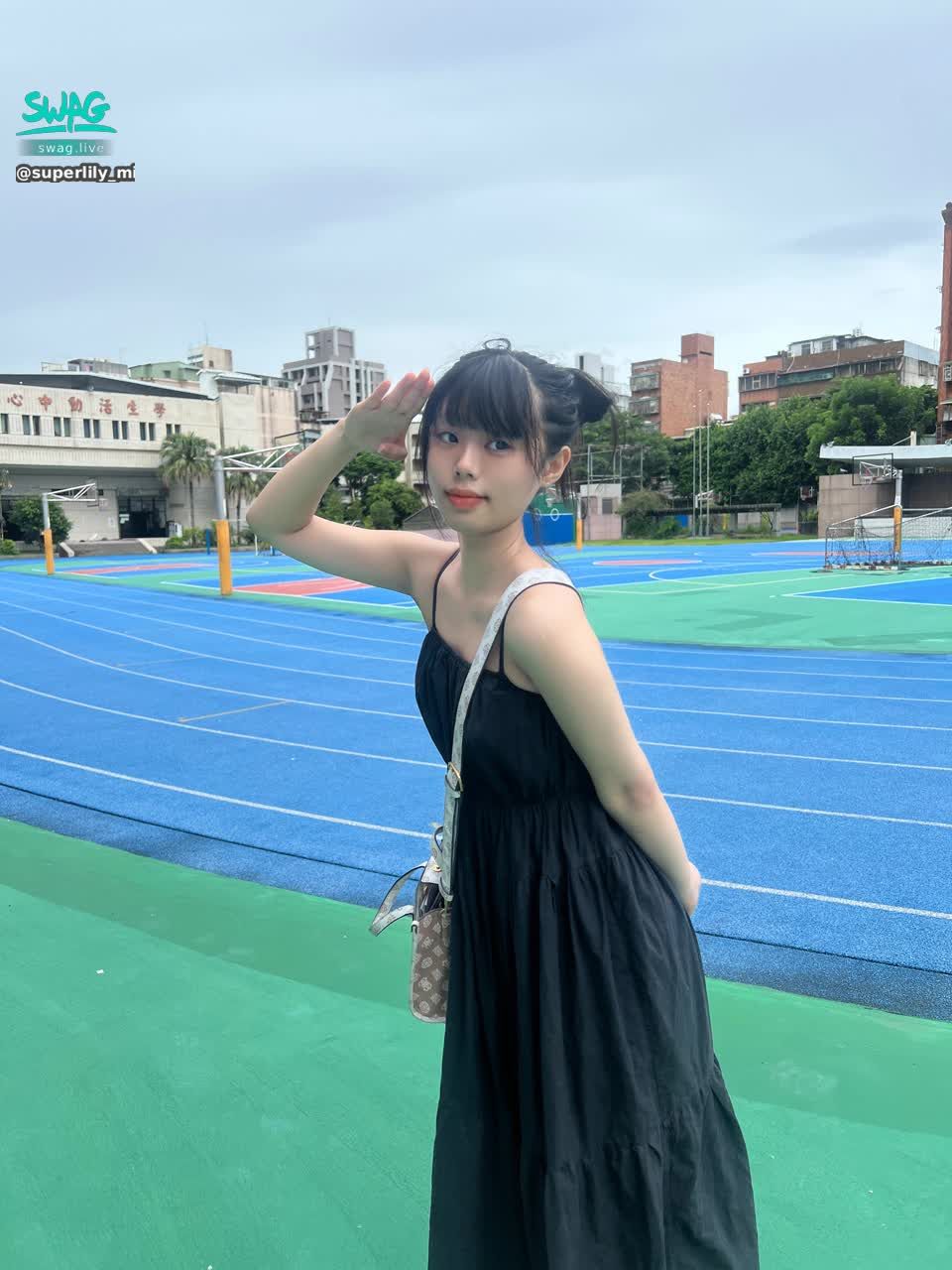 superlily_mi : 路過藍色操場！