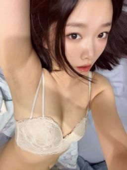janie0209 : 穿白色內衣翻開露奶頭😳🔒
#騷 #奶頭 #露出