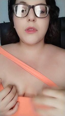sexylaura : I play with my tits