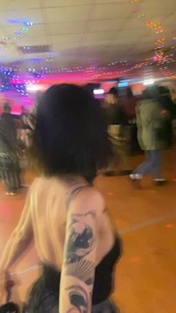 quellaa : 胸部都快掉出來了🤣跟我跳支舞好不好♥️😈
