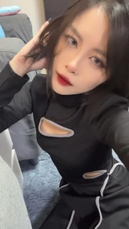 quellaa : 好喜歡隔著衣服摸自己♥️😈