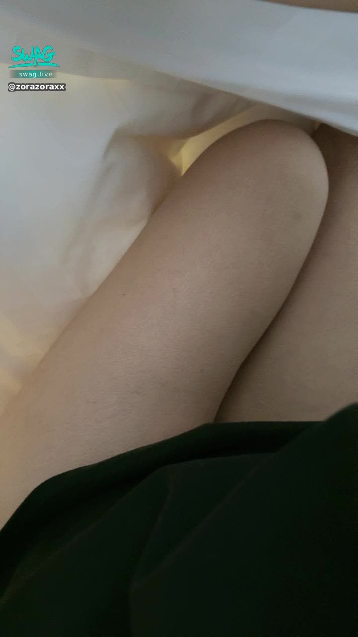 zorazoraxx : 躲在被子裡🥹🥹