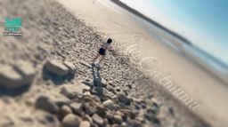 catmumu : 台灣|海邊約會後的Motel(複習📖)
到海邊🏖️走走,陽光、沙灘、海風味,很久沒那麼開心了😀
蹲在地上,隨手在沙上畫了一個心。陽光很溫暖,風也不急不躁,當時只是想留下愛心💗做個紀錄。
喜歡出去玩、多聊天後再去旅館,感受到被愛,才是一個完整的約會😀
自己先洗好澡以後就先到客廳,塗著按摩油放鬆的時候拍的。喜歡愛愛前讓身體光光滑滑的感覺。
男生很快就被我吸引到窗戶前,喜歡陽光(陽光)灑在身上時的感覺,讓我們更熱情。
剛好趴在朝窗被衝撞時,窗外來往的遊客,不經意地轉頭過來,都讓我以為我太大聲😅有點緊張和害羞,我都聽到自己的心跳了..
這次做好久,像是很久沒做的渴望,被各種控制和變換姿勢。
最後被他硬扣著腰內射,沒辦法掙脫和無法抵抗的感覺,不知道為什麼特別滿足😌我是不是有抖M體質..
結束以後,互相聊了近況,我又問他要不要來我家喝咖啡☕️😅..
《完整版:https://fansone.co/post/463562834》
《 影皆為本人自拍、本人同意✅》