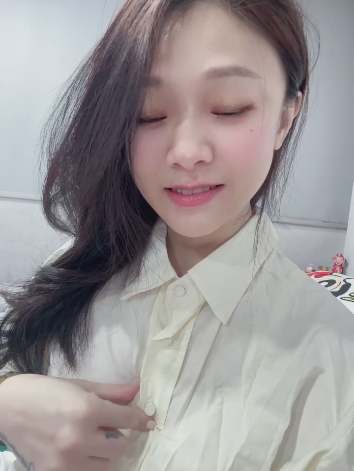  : 今天多了新指令😈歡迎大家來解我的扣子🥰 #sexy #性感 #生活 #露臉 #新人 #日常 #襯衫 #素人