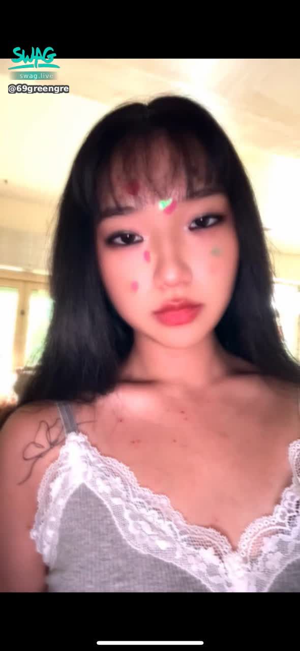 69greengreen : 朋友推薦的一位女孩 也是主播 
ID在這 @aabigail
剛滿18 本人很可愛 但挺害羞就是了！
還是個小素人 大家要好好對待 不要嚇到她了餒（不然我會被我朋友罵🥹
聽說有經濟壓力 所以尺度部分就看各位老司機努力囉～