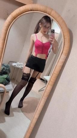 minipu_q : 性感桃紅配短裙黑絲襪💓